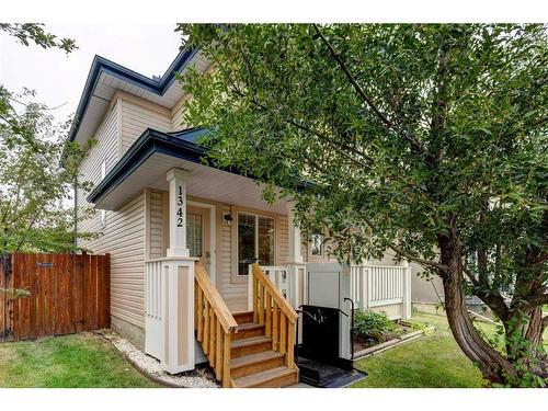 1342 Somerside Drive Sw, Calgary, AB - Outdoor