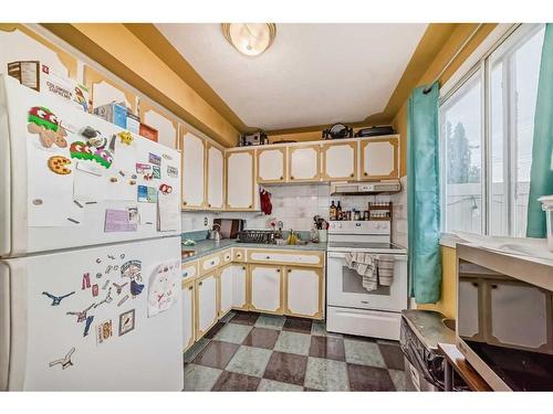 341-405 64 Avenue Ne, Calgary, AB - Indoor Photo Showing Kitchen