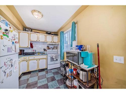 341-405 64 Avenue Ne, Calgary, AB - Indoor Photo Showing Kitchen