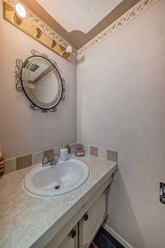 341-405 64 Avenue Ne, Calgary, AB - Indoor Photo Showing Bathroom