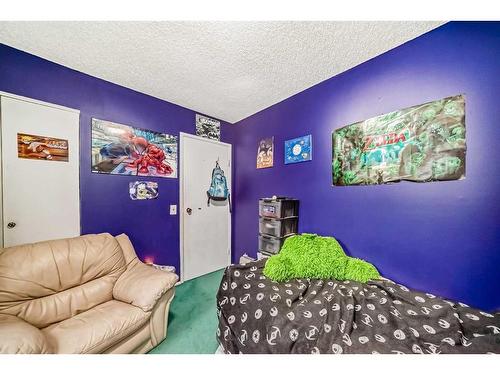 341-405 64 Avenue Ne, Calgary, AB - Indoor Photo Showing Bedroom