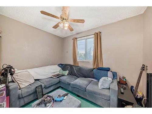 341-405 64 Avenue Ne, Calgary, AB - Indoor Photo Showing Living Room