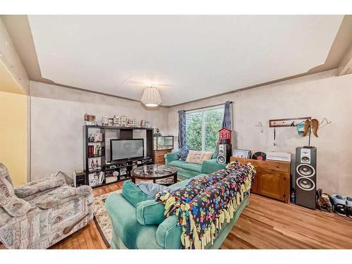 341-405 64 Avenue Ne, Calgary, AB - Indoor Photo Showing Living Room