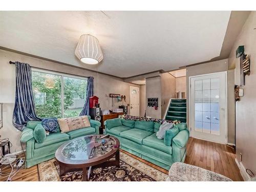 341-405 64 Avenue Ne, Calgary, AB - Indoor Photo Showing Living Room