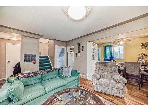 341-405 64 Avenue Ne, Calgary, AB - Indoor Photo Showing Living Room