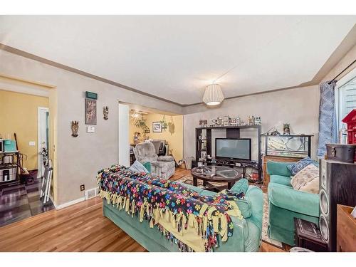 341-405 64 Avenue Ne, Calgary, AB - Indoor Photo Showing Bedroom