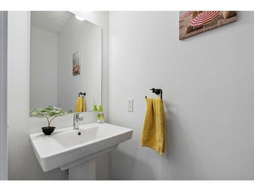 867 Mahogany Boulevard Se, Calgary, AB - Indoor Photo Showing Bathroom