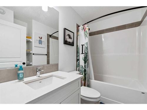 867 Mahogany Boulevard Se, Calgary, AB - Indoor Photo Showing Bathroom