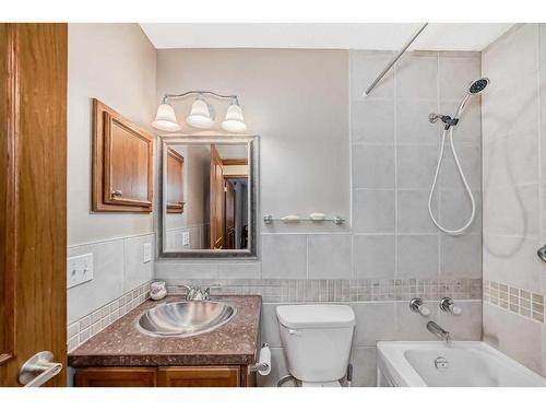 3 Sandringham Way Nw, Calgary, AB - Indoor Photo Showing Bathroom