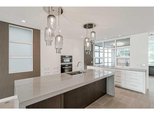 530 Crescent Road Nw, Calgary, AB - Indoor Photo Showing Kitchen With Double Sink With Upgraded Kitchen