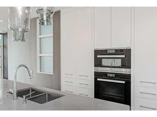 530 Crescent Road Nw, Calgary, AB - Indoor Photo Showing Kitchen With Double Sink With Upgraded Kitchen