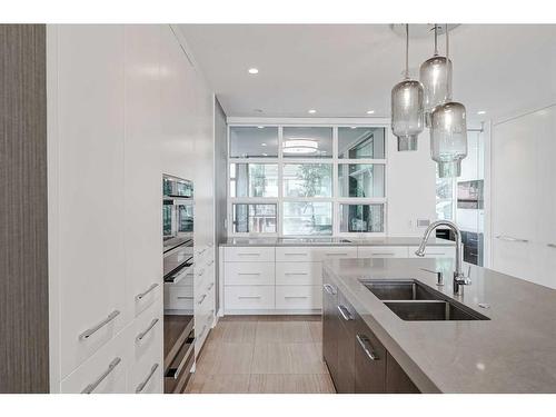 530 Crescent Road Nw, Calgary, AB - Indoor Photo Showing Kitchen With Double Sink With Upgraded Kitchen