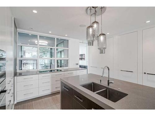 530 Crescent Road Nw, Calgary, AB - Indoor Photo Showing Kitchen With Double Sink With Upgraded Kitchen