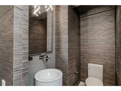 530 Crescent Road Nw, Calgary, AB - Indoor Photo Showing Bathroom