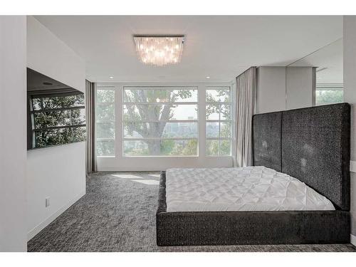 530 Crescent Road Nw, Calgary, AB - Indoor Photo Showing Bedroom