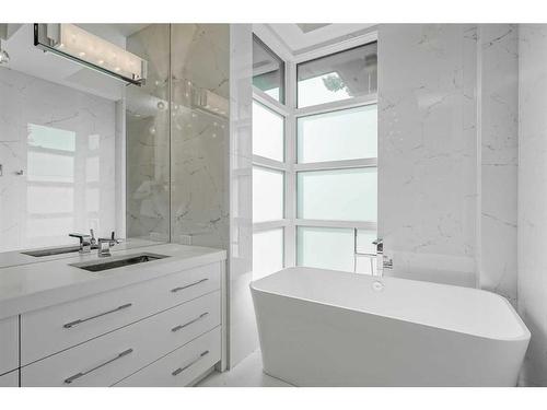 530 Crescent Road Nw, Calgary, AB - Indoor Photo Showing Bathroom