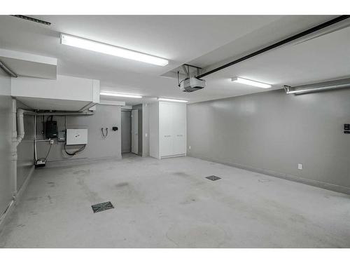 530 Crescent Road Nw, Calgary, AB - Indoor Photo Showing Garage