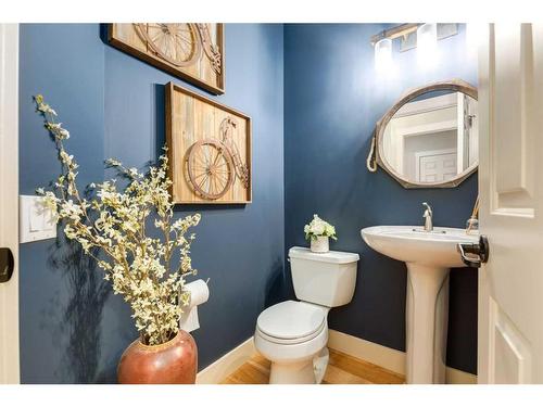 139 West Terrace Point, Cochrane, AB - Indoor Photo Showing Bathroom