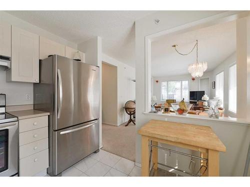 1112-1112 Sienna Park Green Sw, Calgary, AB - Indoor Photo Showing Kitchen