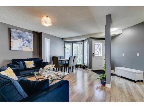 84 Somerset Drive Sw, Calgary, AB - Indoor Photo Showing Living Room