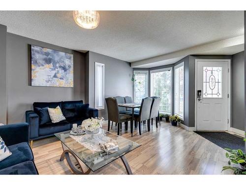 84 Somerset Drive Sw, Calgary, AB - Indoor Photo Showing Living Room