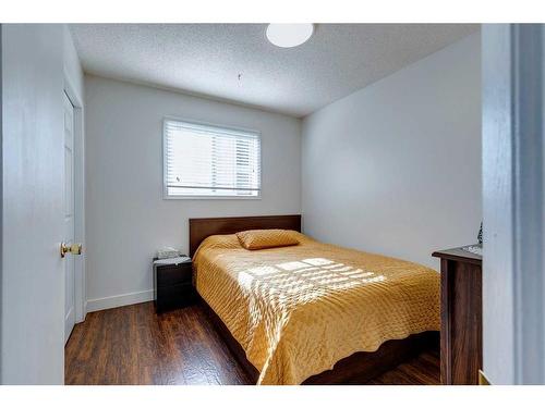 84 Somerset Drive Sw, Calgary, AB - Indoor Photo Showing Bedroom