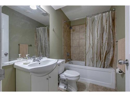 84 Somerset Drive Sw, Calgary, AB - Indoor Photo Showing Bathroom