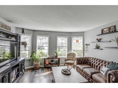 11 Bridlecrest Road Sw, Calgary, AB - Indoor Photo Showing Living Room