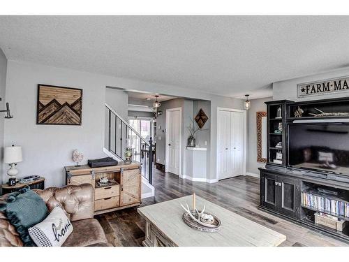 11 Bridlecrest Road Sw, Calgary, AB - Indoor Photo Showing Living Room