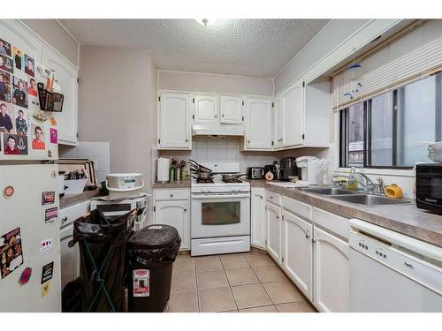 723 Whiteridge Road Ne, Calgary, AB - Indoor Photo Showing Kitchen With Double Sink