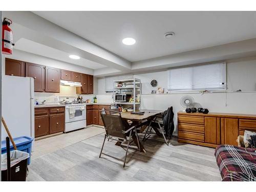 723 Whiteridge Road Ne, Calgary, AB - Indoor Photo Showing Kitchen