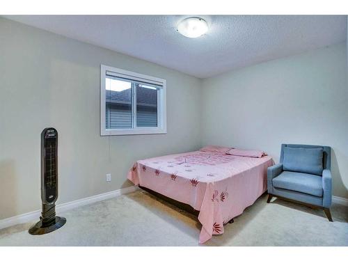 2733 Coopers Circle Sw, Airdrie, AB - Indoor Photo Showing Bedroom