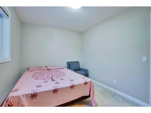 2733 Coopers Circle Sw, Airdrie, AB - Indoor Photo Showing Bedroom