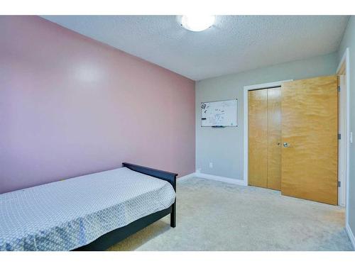 2733 Coopers Circle Sw, Airdrie, AB - Indoor Photo Showing Bedroom