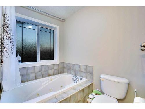 2733 Coopers Circle Sw, Airdrie, AB - Indoor Photo Showing Bathroom