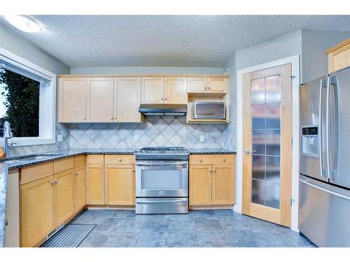 2733 Coopers Circle Sw, Airdrie, AB - Indoor Photo Showing Kitchen