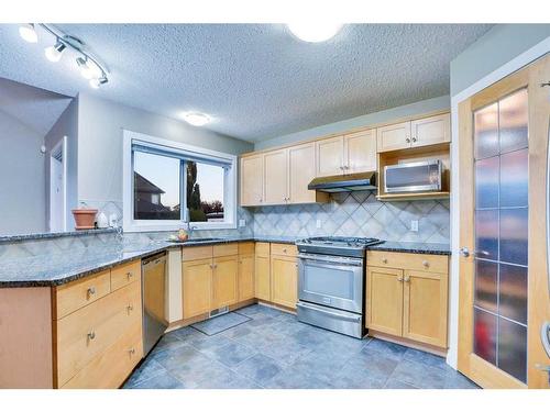 2733 Coopers Circle Sw, Airdrie, AB - Indoor Photo Showing Kitchen