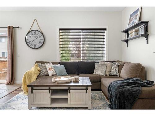 1031 Kings Heights Road, Airdrie, AB - Indoor Photo Showing Living Room