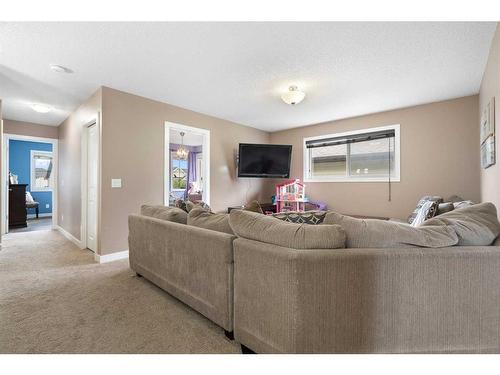 1031 Kings Heights Road, Airdrie, AB - Indoor Photo Showing Living Room