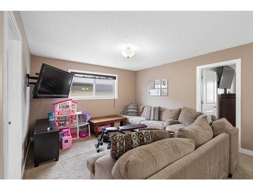 1031 Kings Heights Road, Airdrie, AB - Indoor Photo Showing Living Room