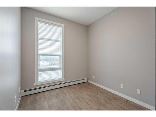 304-2308 Centre Street Ne, Calgary, AB - Indoor Photo Showing Other Room