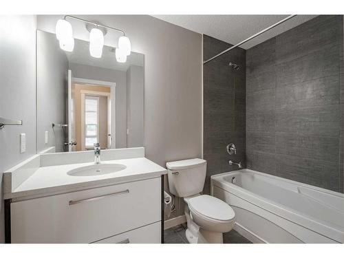 304-2308 Centre Street Ne, Calgary, AB - Indoor Photo Showing Bathroom