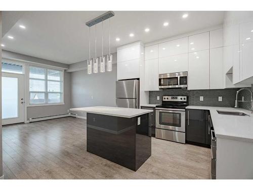 304-2308 Centre Street Ne, Calgary, AB - Indoor Photo Showing Kitchen With Upgraded Kitchen