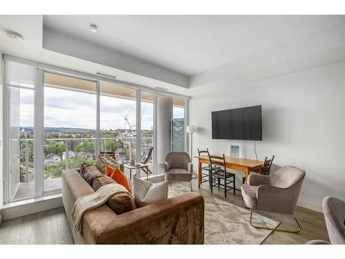 911-1107 Gladstone Road Nw, Calgary, AB - Indoor Photo Showing Living Room