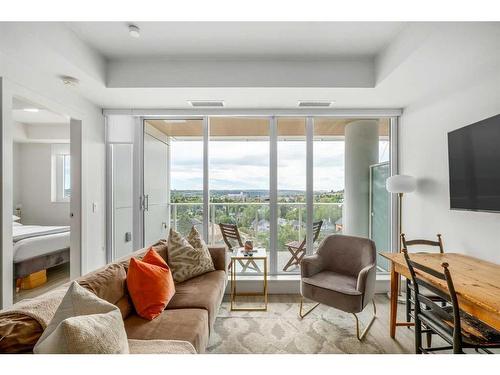 911-1107 Gladstone Road Nw, Calgary, AB - Indoor Photo Showing Living Room