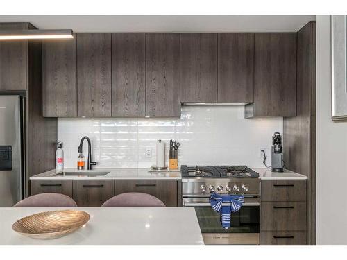 911-1107 Gladstone Road Nw, Calgary, AB - Indoor Photo Showing Kitchen With Stainless Steel Kitchen With Upgraded Kitchen