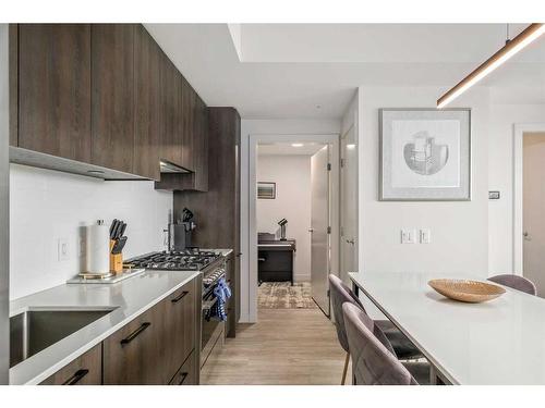 911-1107 Gladstone Road Nw, Calgary, AB - Indoor Photo Showing Kitchen With Upgraded Kitchen