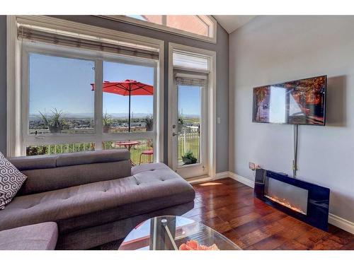 19-153 Rockyledge View Nw, Calgary, AB - Indoor Photo Showing Living Room