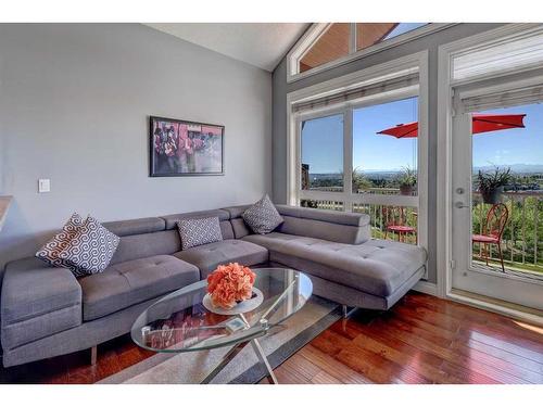 19-153 Rockyledge View Nw, Calgary, AB - Indoor Photo Showing Living Room