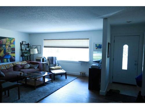 7824 Elbow Drive Sw, Calgary, AB - Indoor Photo Showing Living Room